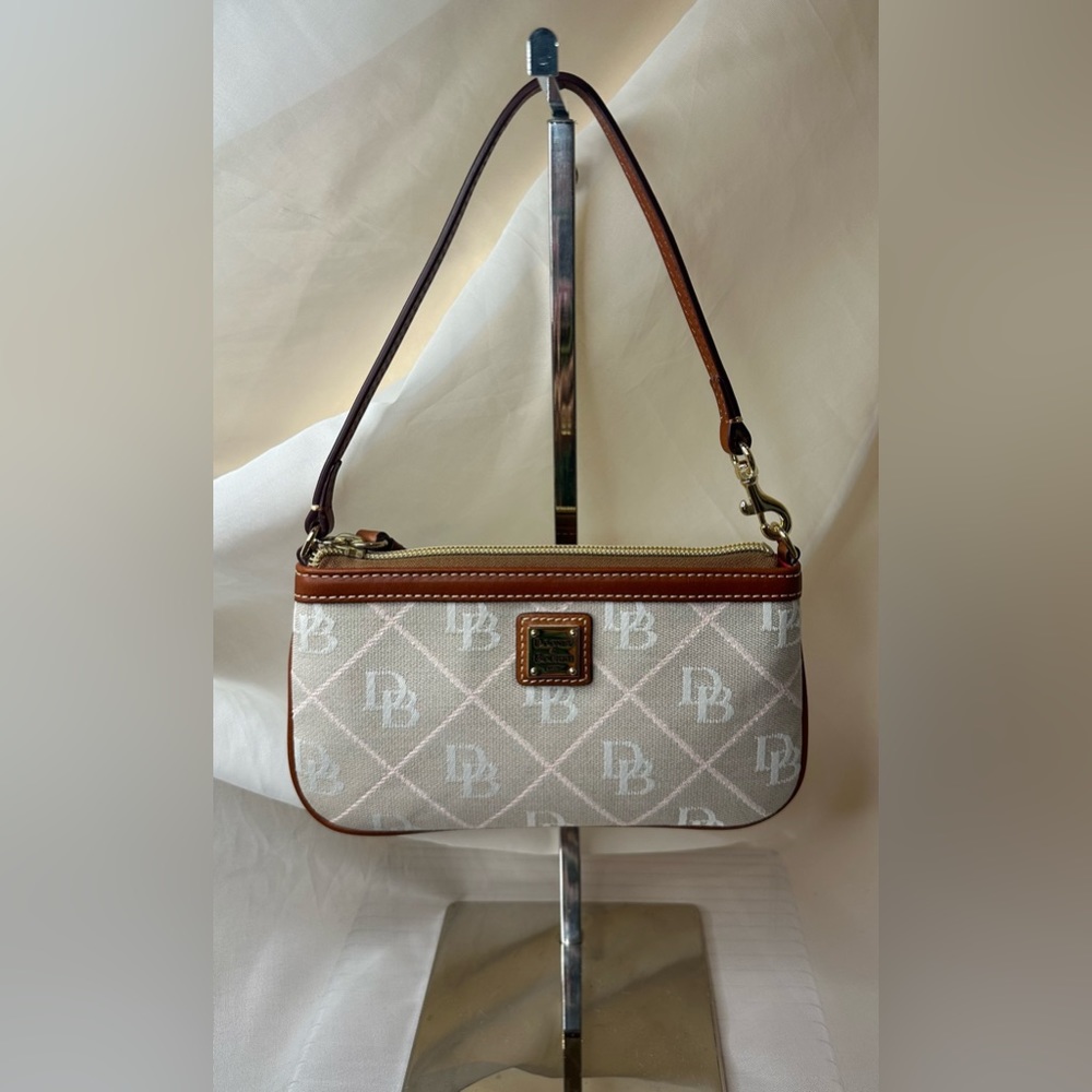 NWOT Dooney & Bourke Maxi Quilted Large Slim Wristlet